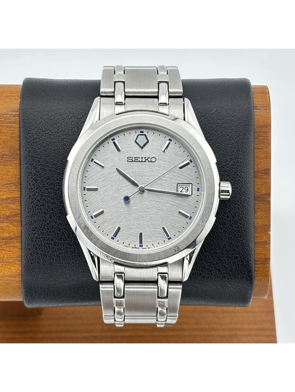 Seiko 7N42-9080 Vintage Men's 38mm Watch Brushed Silver Dial Blue Accents